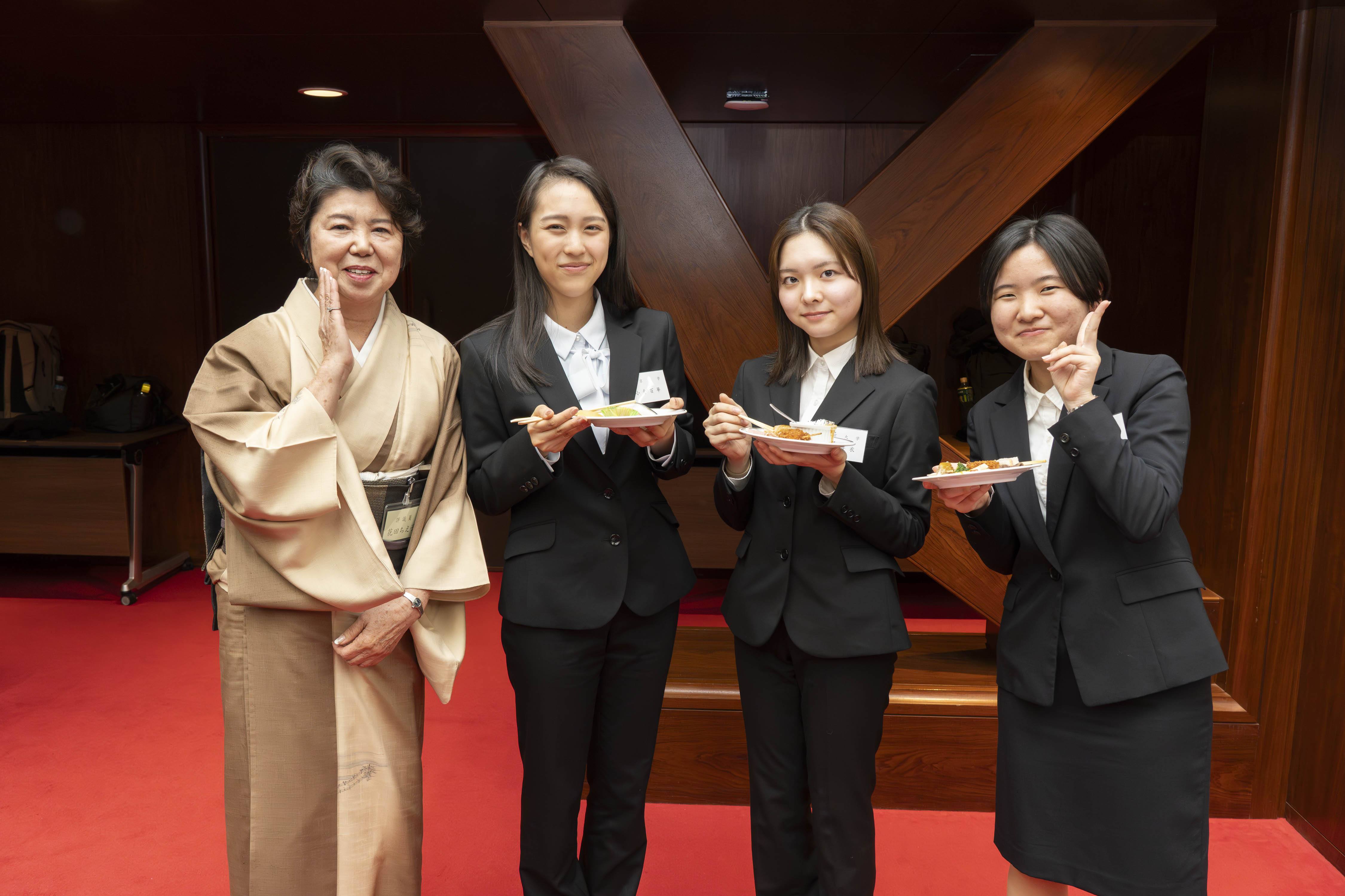 奨学生の集いの懇親会での記念写真