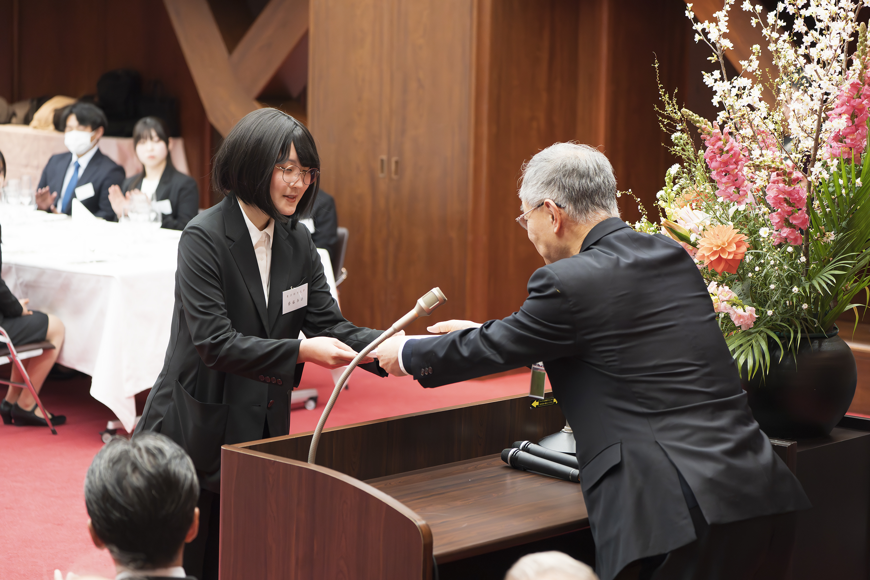 卒業奨学生送別の集いでの授与の様子