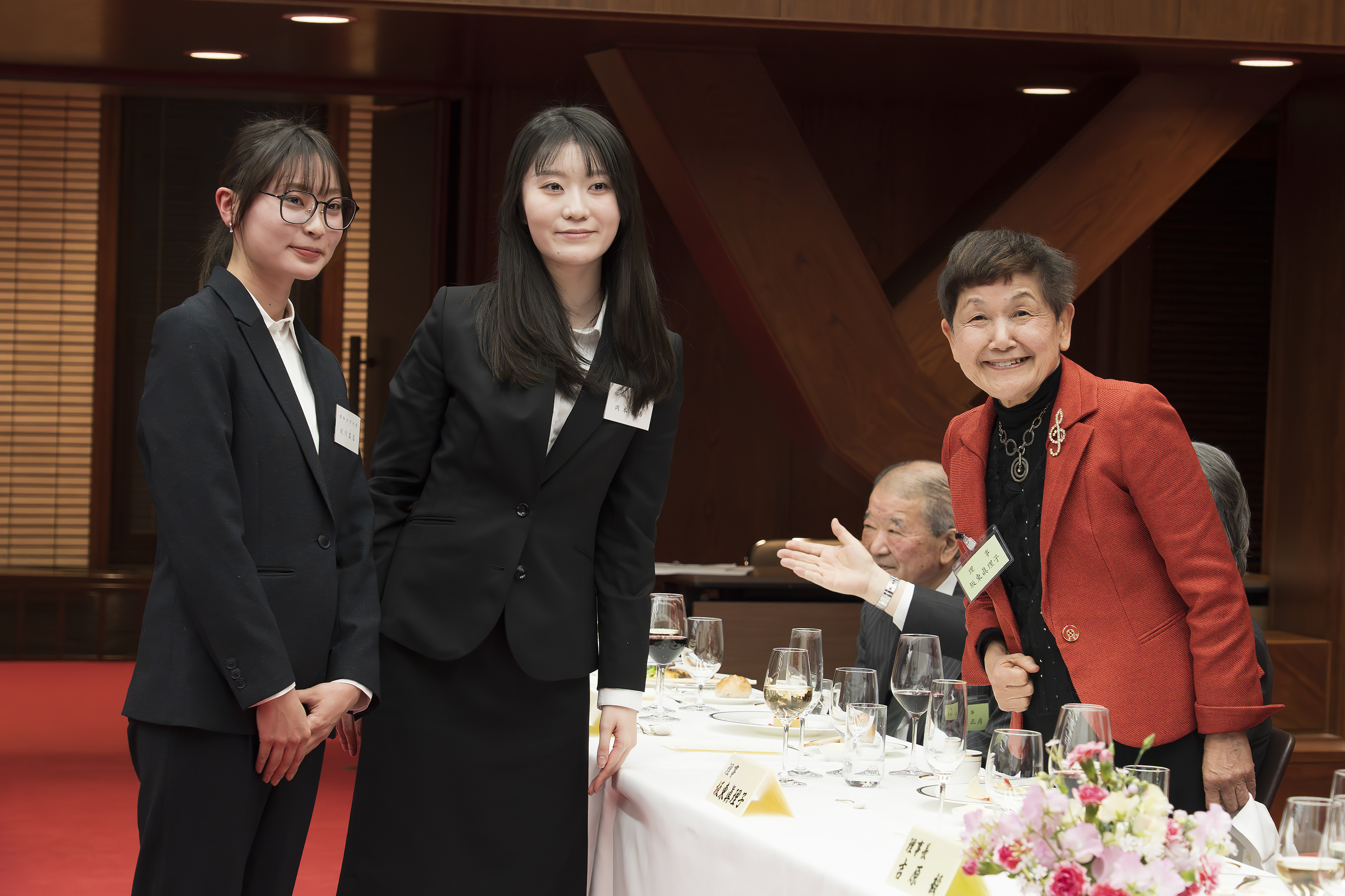 卒業奨学生送別の集いでの懇親の様子